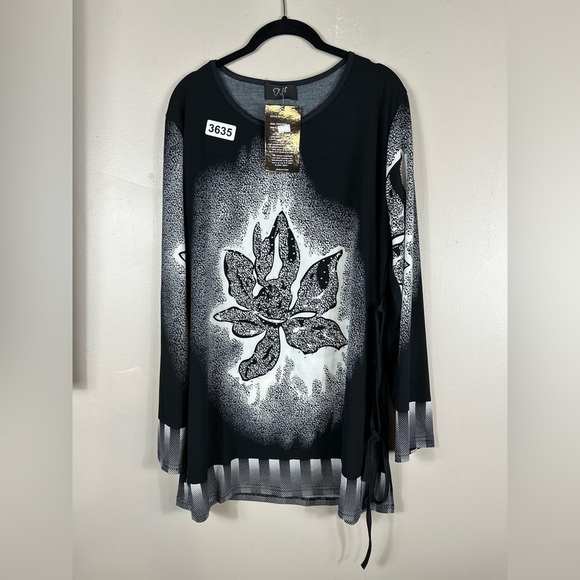 N F comfortable clothing Tops - NF comfortable clothing black / white free size 22-1/2 p2p 31” length   NWT